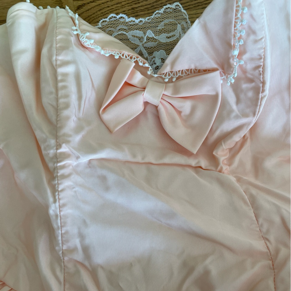 Vintage Elegant Peach Dress with White Lace Details - Picture 5 of 12